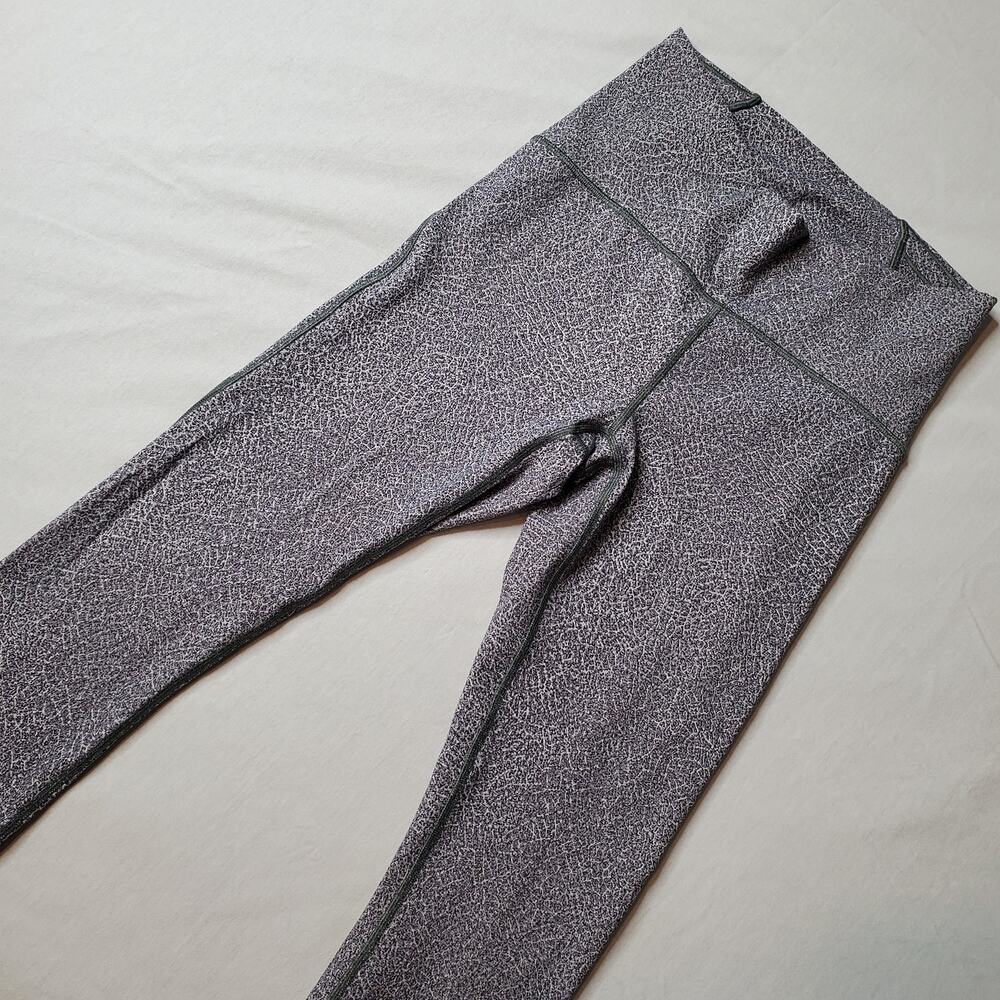Lululemon Women's Size 6 Train Times 7/8 Pant 25" Fractal Alpine White Black